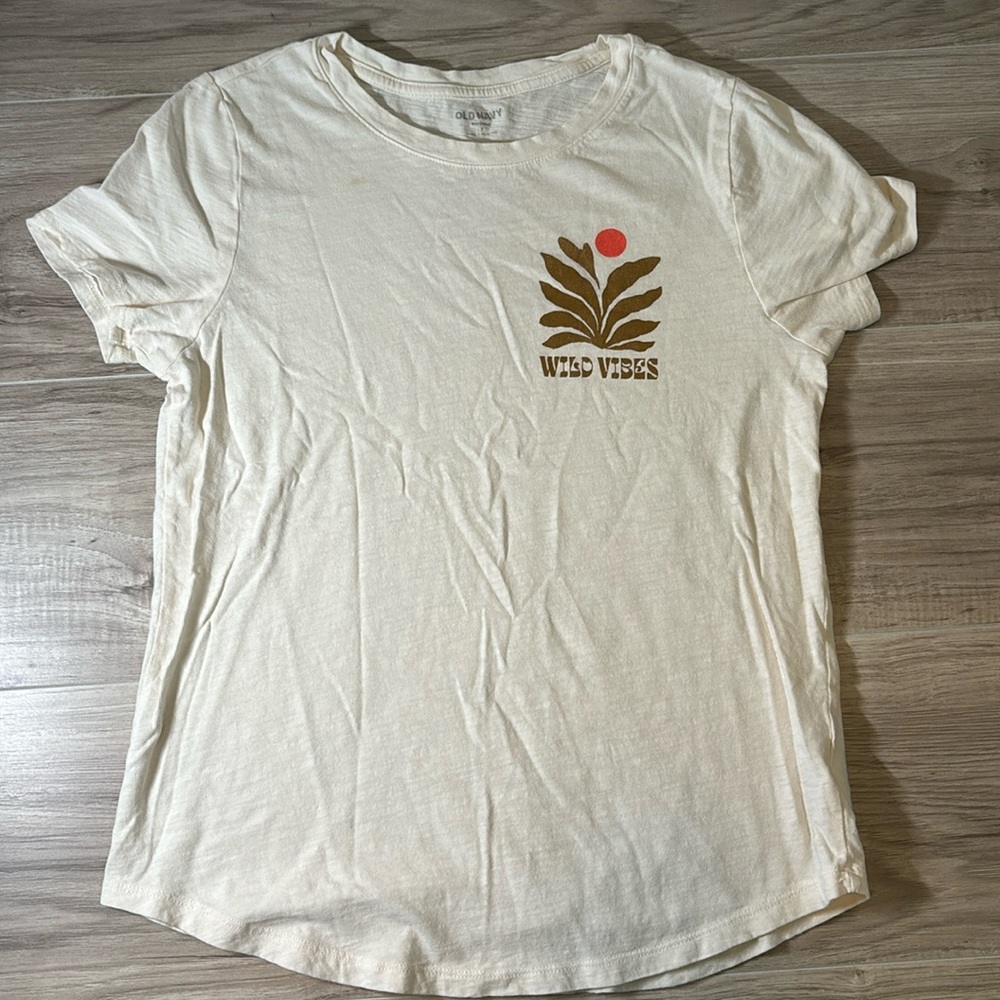Old Navy cream t-shirt